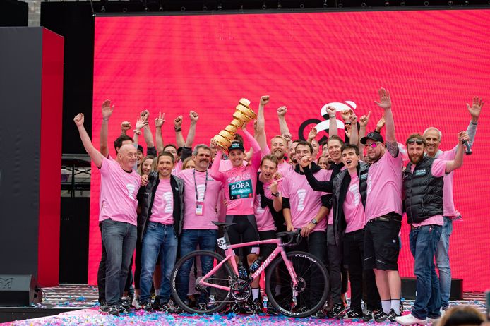 Jai Hindley (centraal) vierde zijn Girozege met zijn ploegmaats en staf van BORA - Hansgrohe op het podium in Verona