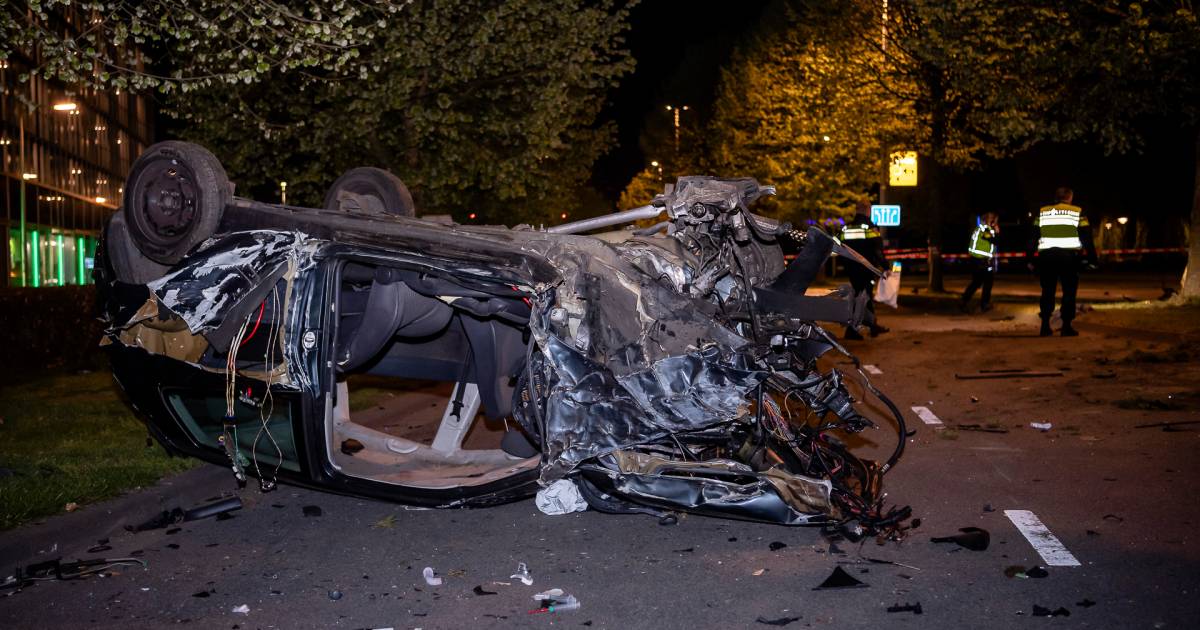 Automobilist zwaargewond na botsing tegen boom in Tilburg.