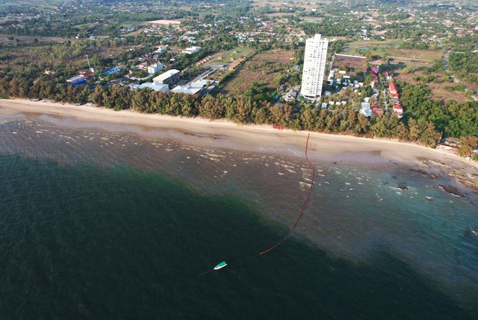 Olievervuiling voor het strand van Mae Ram Phueng.