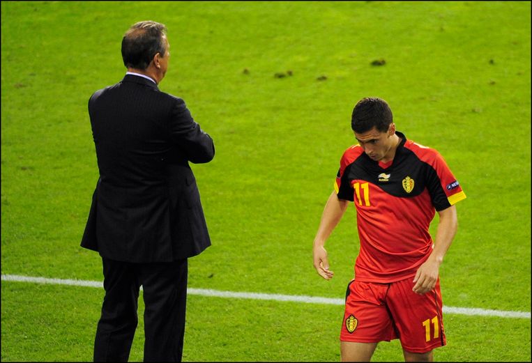 Hazard negeert Leekens bij zijn wissel in 2011 en gaat buiten een hamburger eten. Beeld Photo News