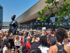 Drukte bij vreedzaam protest op het Stationsplein voor Belgische student Sandia Dia
