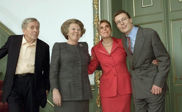 Prins Constantijn poseert met zijn aanstaande bruid, Laurentien Brinkhorst, koningin Beatrix en prins Claus. 16 december 2000. Beeld ANP /  ANP