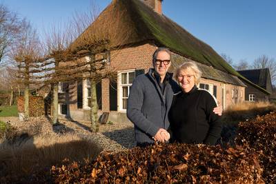 Stel kocht boerderij die één keer zelfs bijna instortte: ‘Onze vrienden vonden het ook maar een bouw