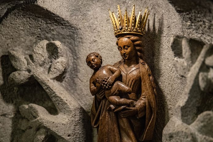 Het eeuwenoude beeldje van Maria van Frieswijk staat in de Nicolaaskerk in Schalkhaar. Op haar hoofd een gouden kroon, waarvan de de diamant op een of andere manier is verdwenen.