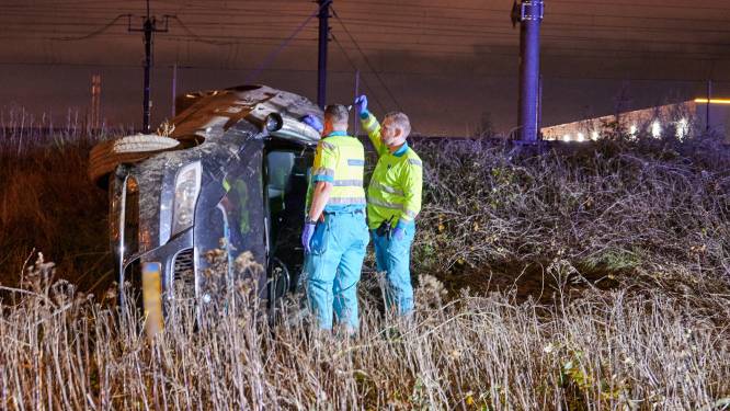 Auto raakt van de weg op A58 bij Breda en eindigt op zijn kant in de berm, een persoon gewond