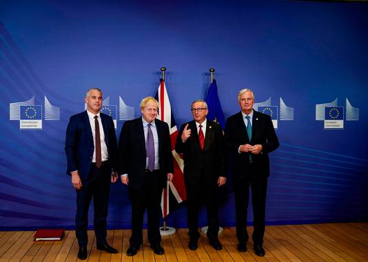 Vlnr. de Britse brexit-minister Stephen Barclay, premier Boris Johnson, Commissievoorzitter Jean-Claude Juncker en Europees hoofdonderhandelaar Michel Barnier.