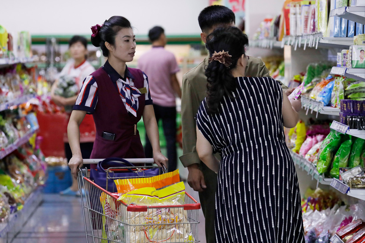 Noord-Koreanen doen boodschappen in een supermarkt in Pyongyang. Beeld AP