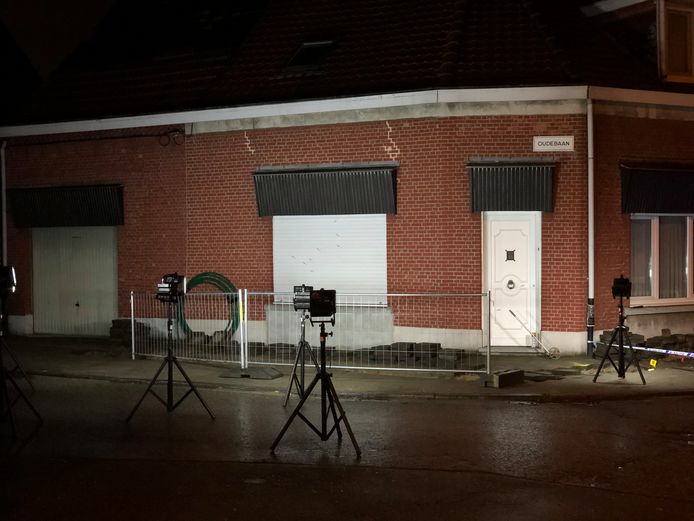 Deze woning aan de Oude Baan in Ekeren werd vannacht beschoten.
