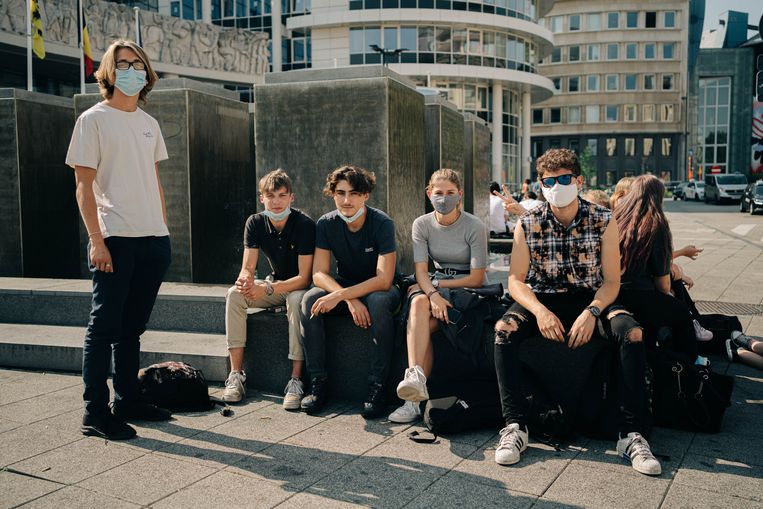 Tieners lijken weinig begrip op te brengen voor wat de drie beroemdheden overkwam. Gaetan, Ferre, Dylan, Amélie en Cédric: ‘Slim was het niet van hen.’  Beeld Wouter Van Vooren