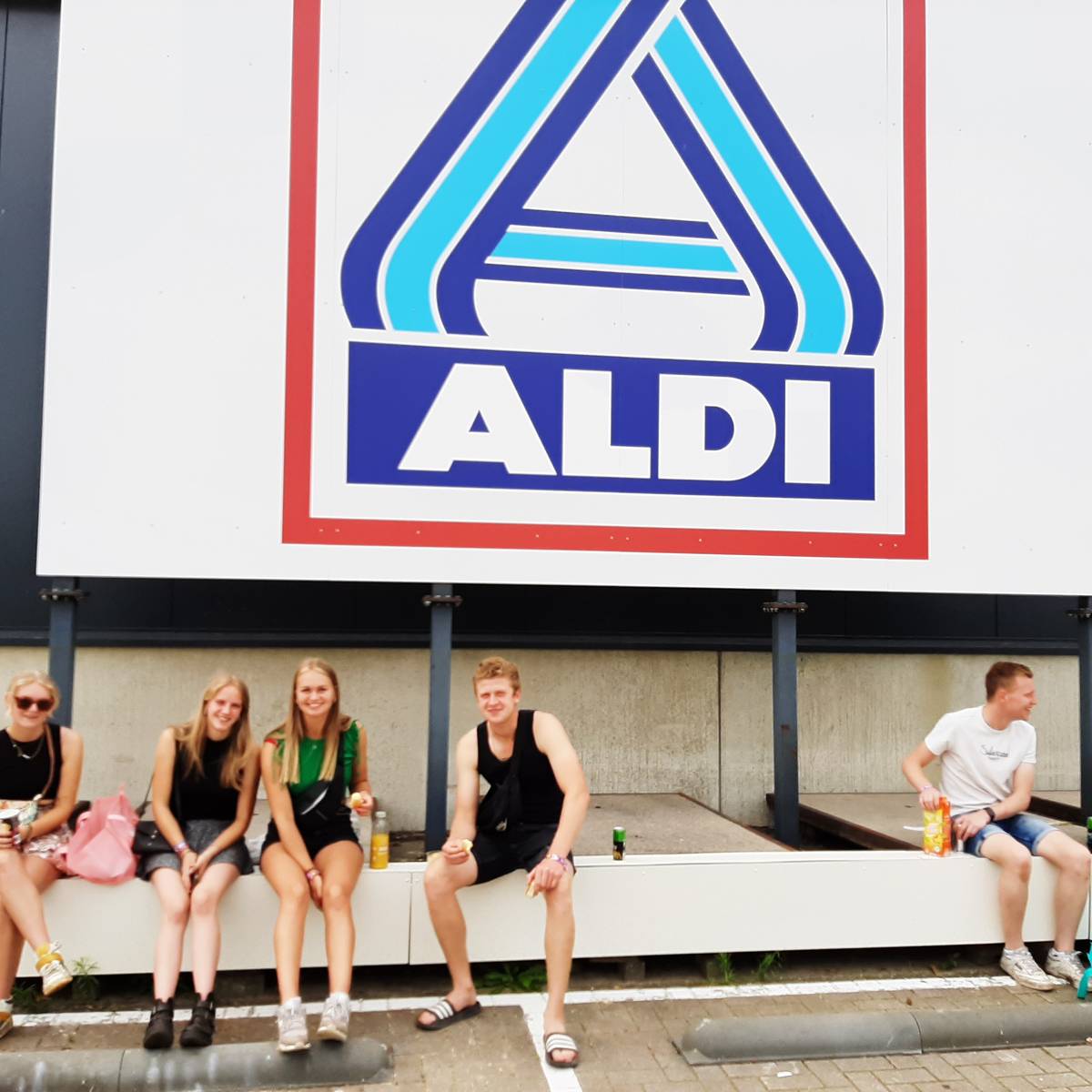 Zwarte Crossers slaan hun slag bij Aldi om de hoek Eerste biertje Dat had ik om 06.00 uur al binnen Zwarte Cross gelderlander