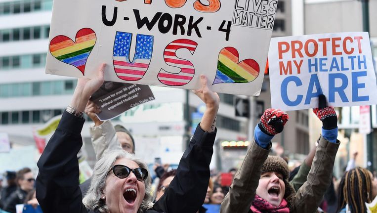 Anti-Trump demonstranten in Philadelphia, januari 2017. Beeld AFP/Timothy A. Clary