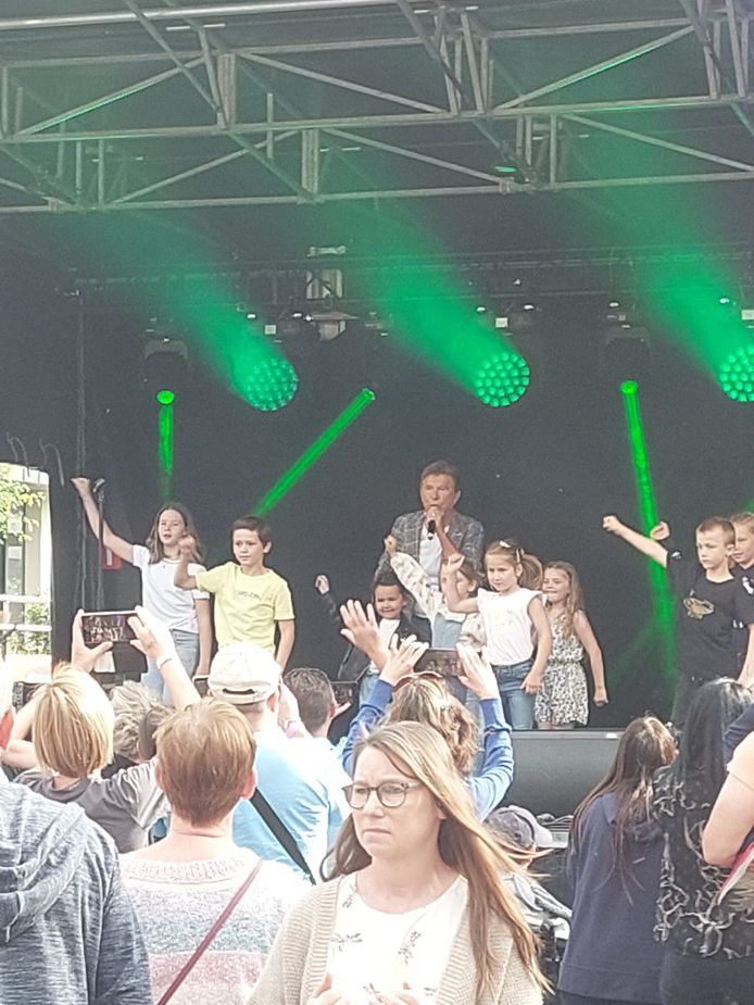 Jo Vally riep ook de kinderen en de line dancers het podium op om mee te dansen.