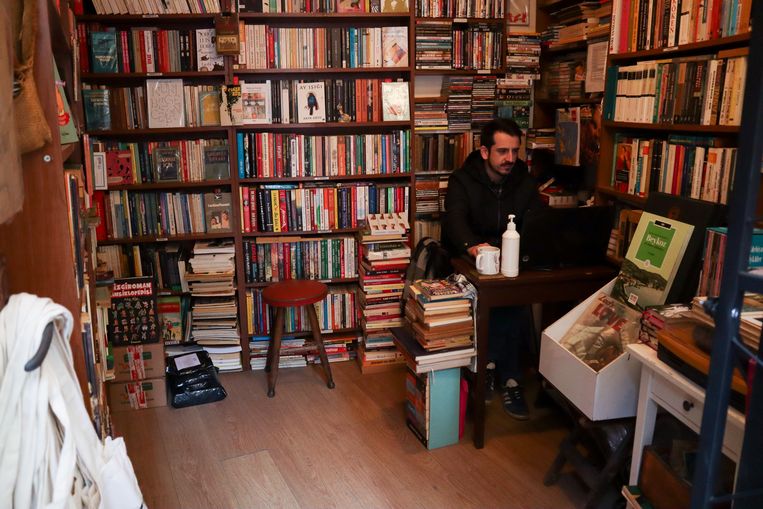 Ahmet Demirtas in zijn boekwinkel in Istanbul, Turkije. Hij kampt met een hoge elektriciteitsrekening.  Beeld Ingrid Woudwijk
