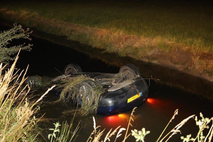 Auto belandt in het water bij Gameren.