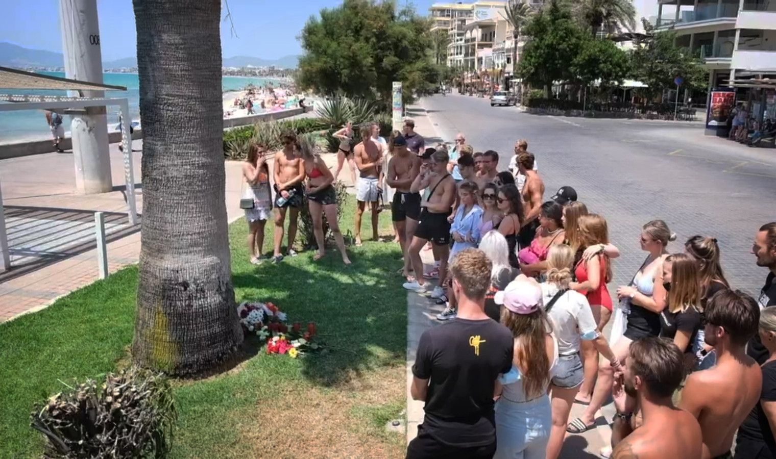 Jongeren leggen bloemen op Mallorca voor de overleden Carlo op de plek waar hij werd aangevallen