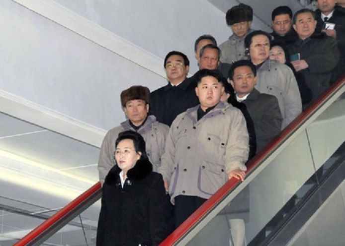 Archiefbeeld uit 2013. Kim Jong-un (rechts) met zijn tante Kim Kyong-hui (op de voorgrond) en haar omgebrachte echtgenoot Jang Song-thaek (linksboven haar).