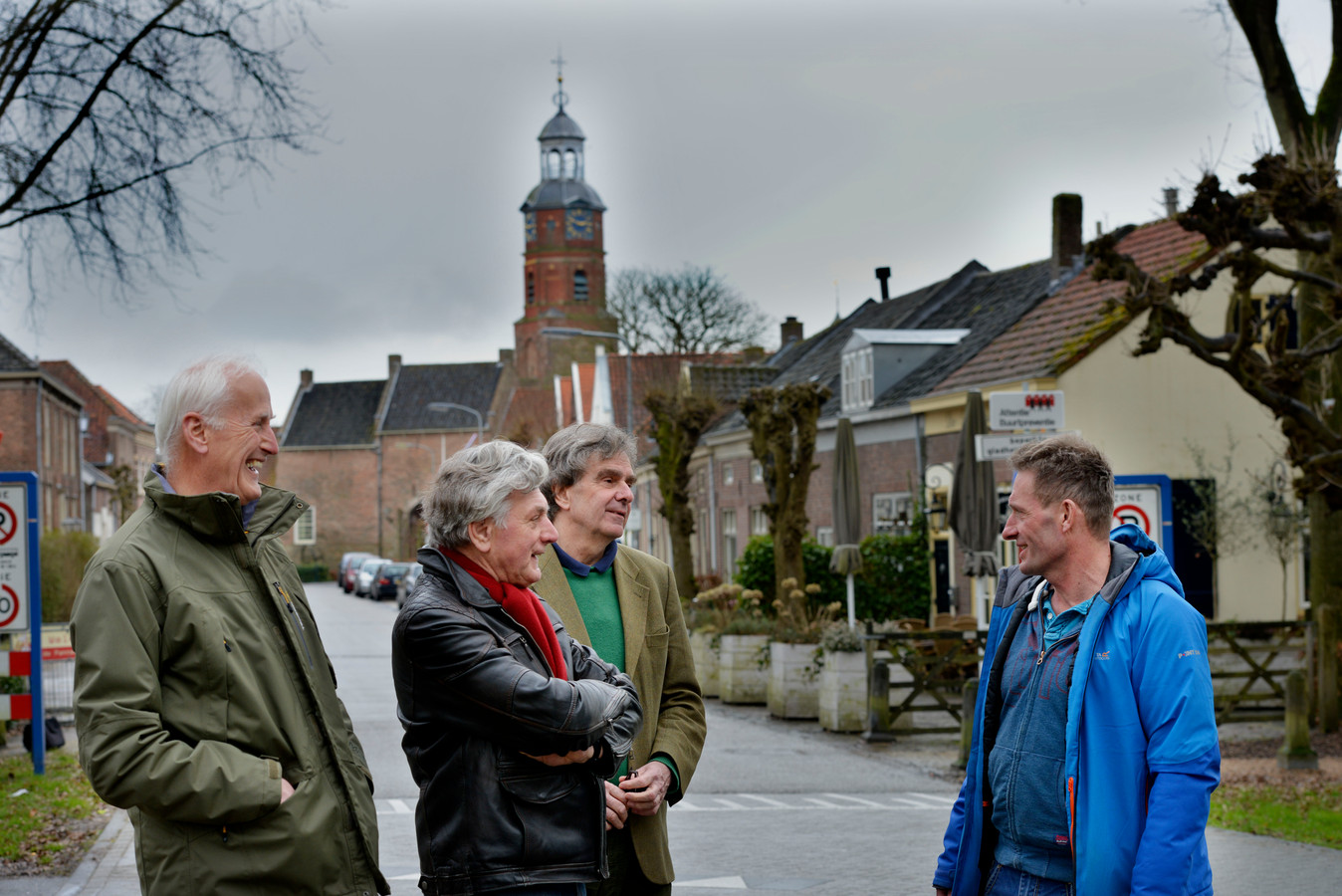 Buren is vier Ridders en acht Koninklijke Leden rijker | Foto | AD.nl