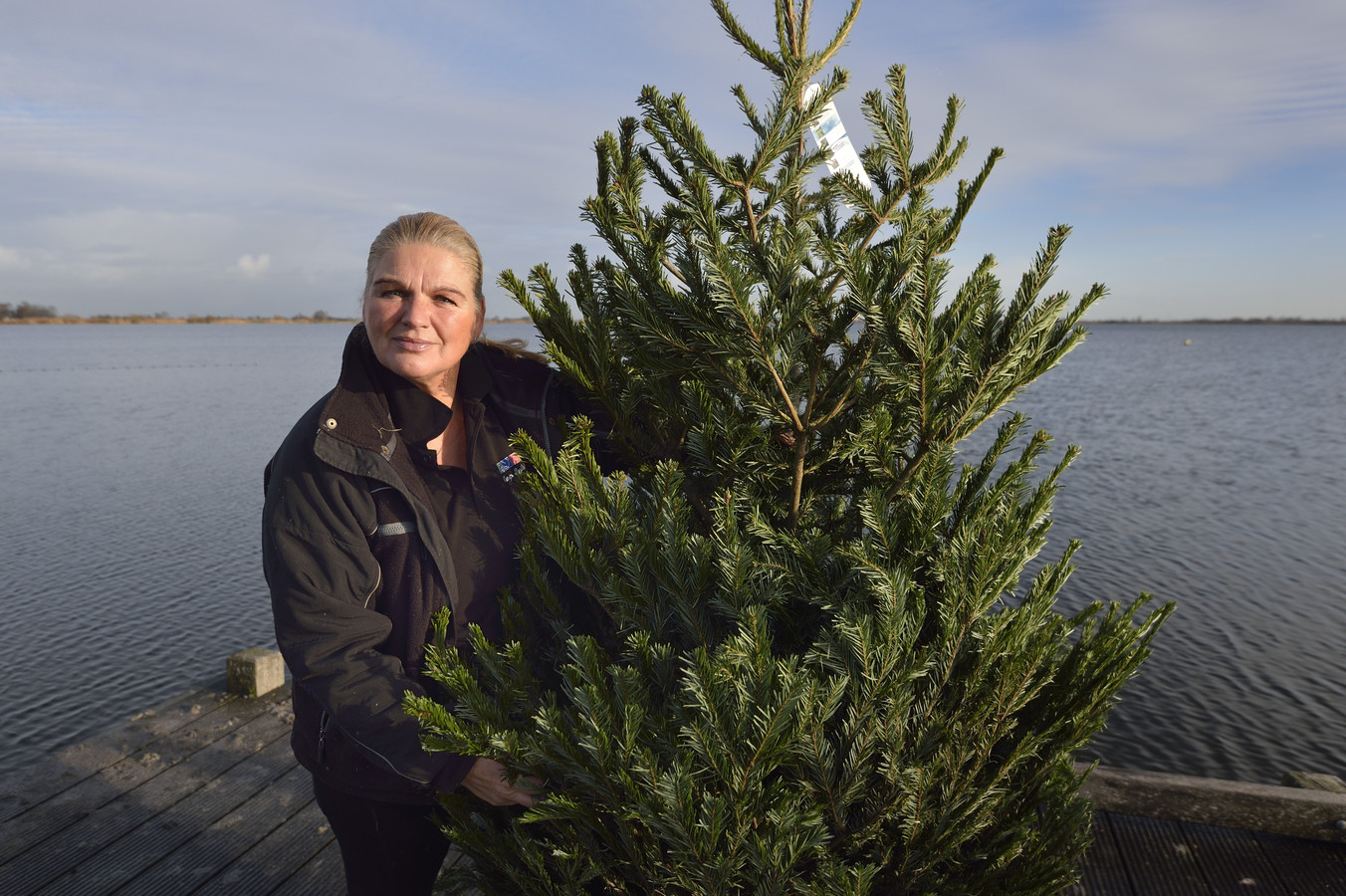 Patricia Gerretsen van Duikcentrum Keep Smiling laat 25 kerstbomen in de plassen zakken.