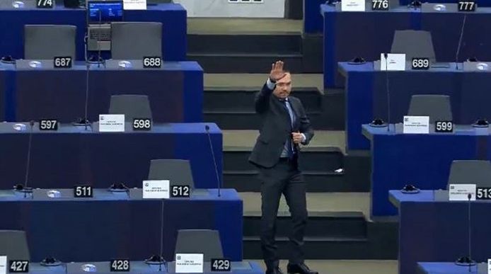 Europarlementariër Angel Dzhambazki tijdens zijn armgebaar.