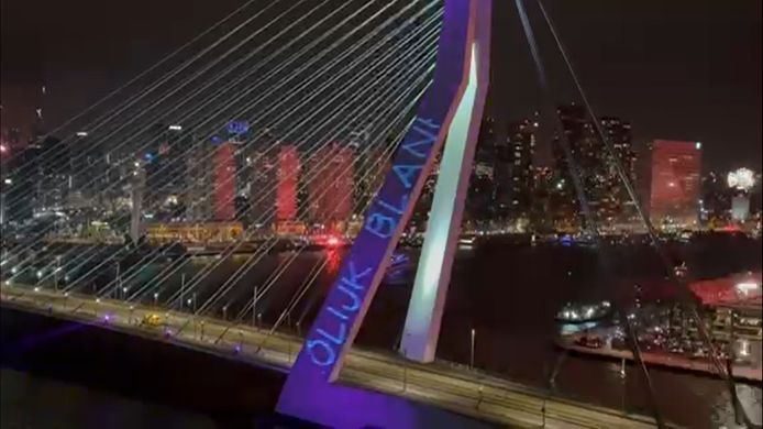 Op de Erasmusbrug werden racistische leuzen geprojecteerd, zoals 'Vrolijk blank 2023'.