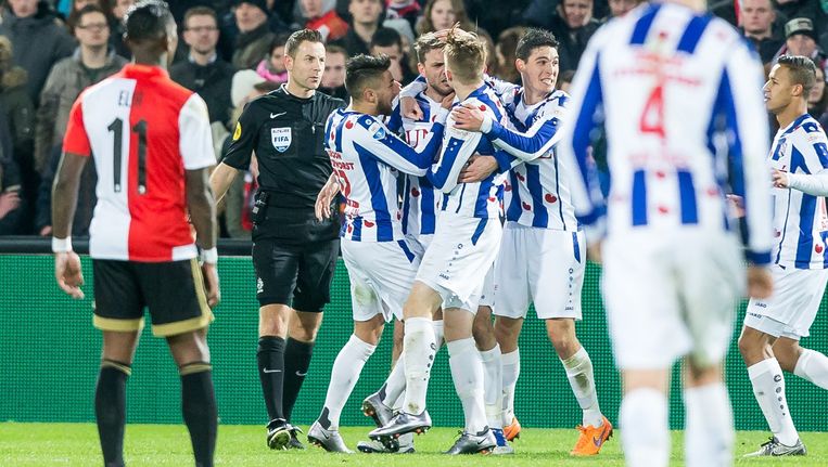 Spelers van SC Heerenveen vieren een doelpunt in de Rotterdamse Kuip. Beeld anp