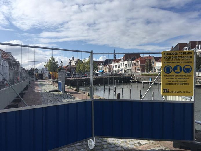 De haven van Brouwershaven is leeg en de kades zijn afgezet