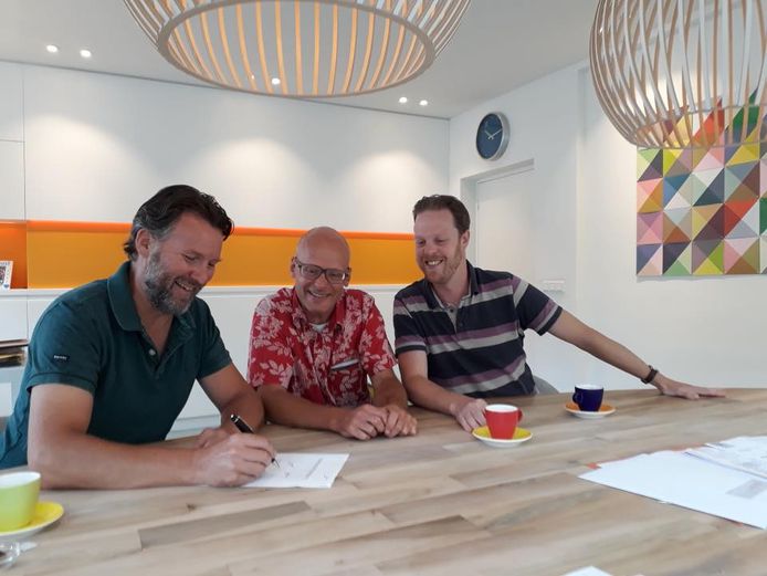 Initiatiefnemers achter een herenboerderij in Midden-Brabant vieren de oprichting van hun stichting.