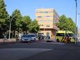De politie en een ambulance zijn ter plaatse na een ongeval tussen een fietser en een auto in Zwolle.