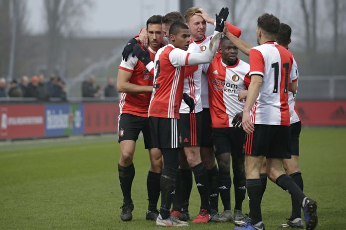 Vreugde na de 1-0 van Jeffrey Duijnstee.