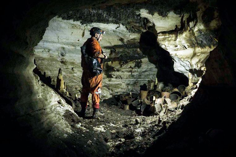 Archeoloog Guillermo de Anda in de grot.