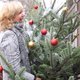 Filmpje | Margriet verrast winnaar met kerstboom