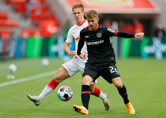 Daley Sinkgraven namens Bayer Leverkusen in actie tegen RB Leipzig.