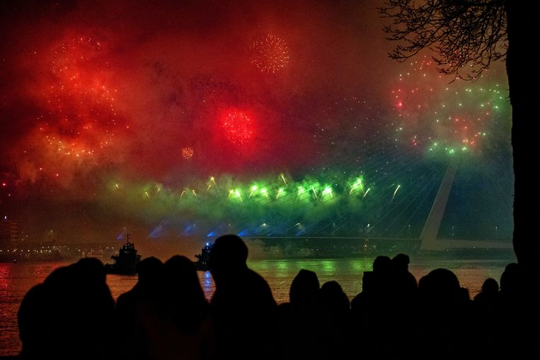 Op en rond de Erasmusbrug werd het nieuwe jaar op veilige afstand gevierd met het Nationale Vuurwerk. Beeld ANP