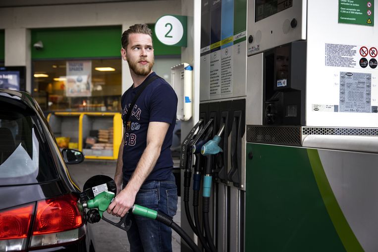 Kabinet legt zich bij hogere benzineprijs, tanken vanaf 1 juli veel duurder