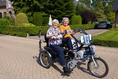 An (96) maakt haar honderdste rit met fietsmaatje Hannie: ‘We zien haar opfleuren’
