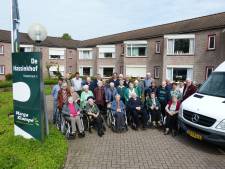 Rit door de Achterhoek voor bewoners Beltrums verzorgingshuis en reünie in Aalten