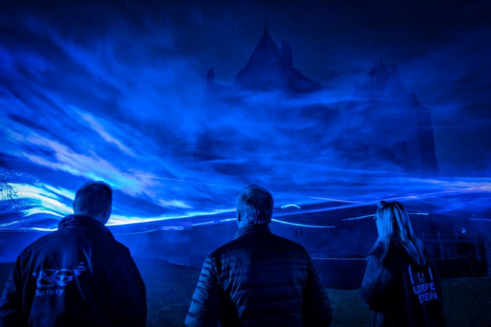 Het kunstwerk Waterlicht van Daan Roosegaarde laat deze dagen zien hoe ver Loevestein onder water komt te staan als de waterspiegel verder stijgt, maar toont bezoekers vooral ook schoonheid.