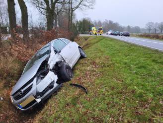 Drie auto's botsen op N343 bij Reutum, één slachtoffer met onbekend letsel naar ziekenhuis