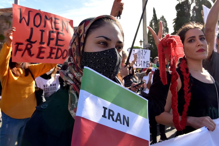 L’Iran afferma che sta lavorando per facilitare il rispetto del velo e la vice polizia avrebbe potuto essere revocata