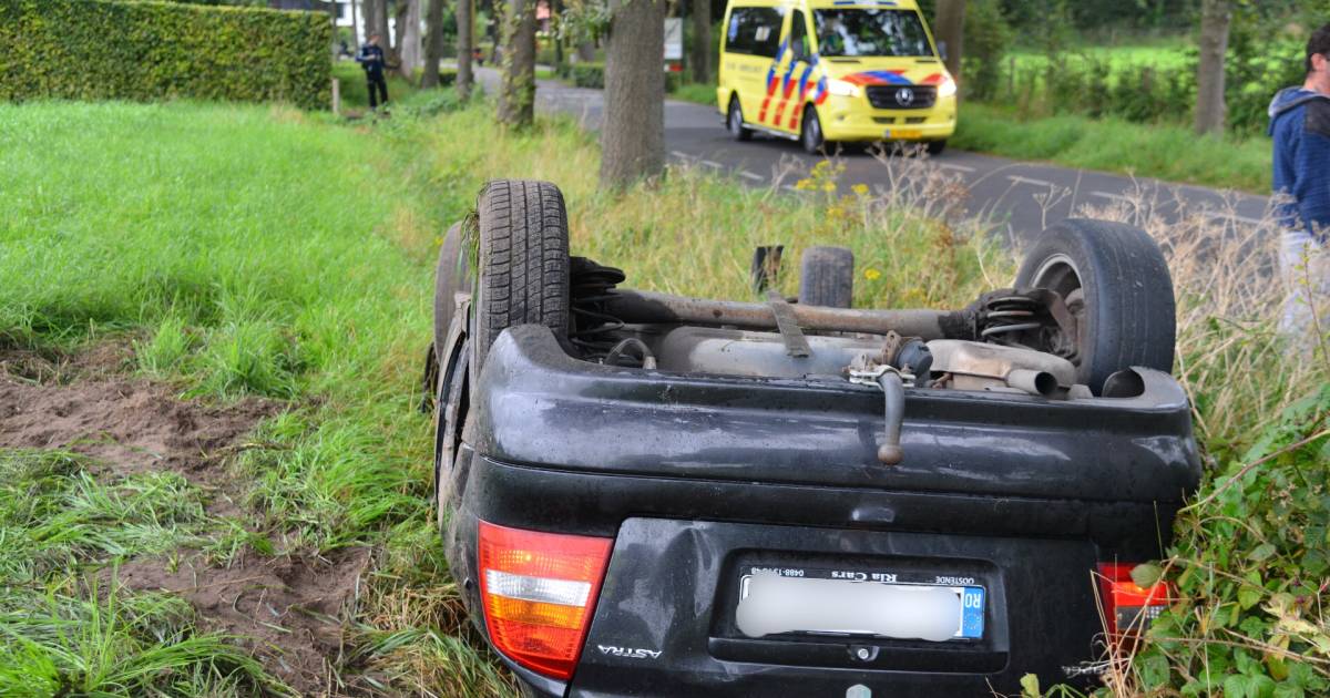 Auto belandt op dak in sloot bij Galder, bestuurder blijkt onder invloed.