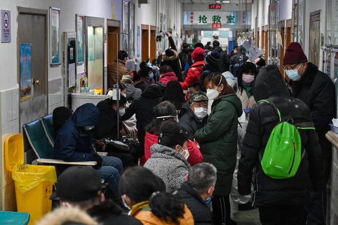 Mensen wachten op een consultatie in het Red Cross Hospital in Wuhan.