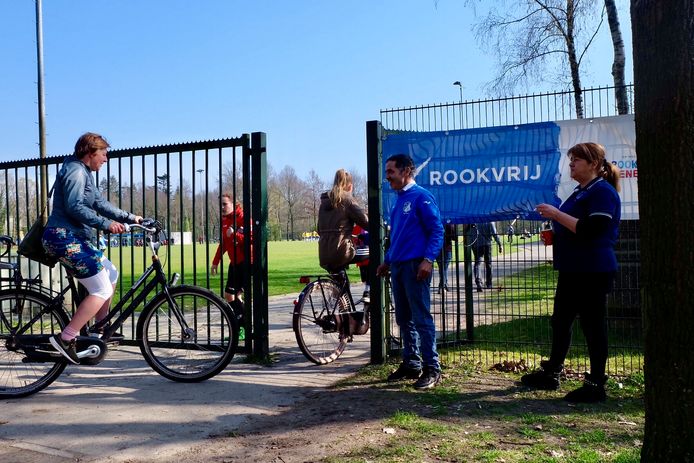 Door het rookverbod op het complex van av Eindhoven staan rokers noodgedwongen bij de poort.