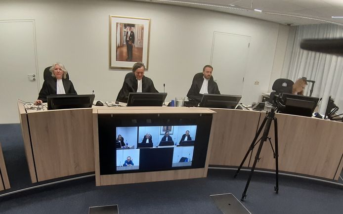 Voor de rechtszaak tegen de coronaspuger was een videoverbinding tot stand gebracht tussen de rechtszaal en een spreekkamer in de gevangenis in Krimpen aan den IJssel.