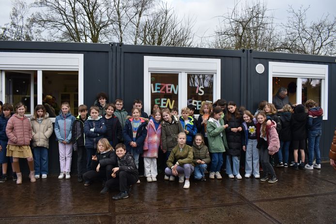 Alle leerlingen kwamen een kijkje nemen in hun gloednieuwe schoolbib.