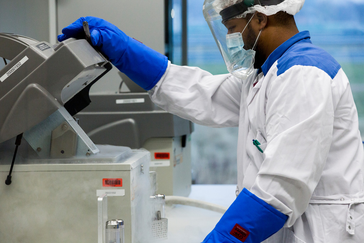  Onderzoek naar DNA-sporen bij het Nederlands Forensisch Instituut (NFI). 