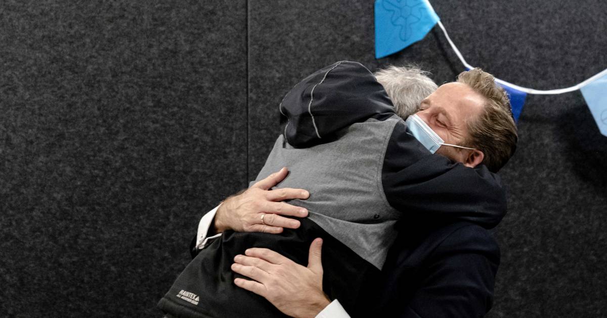 Monsterse Fred Springt Minister De Jonge Van Blijdschap In De Armen Afstand Bestaat Bij Ons Niet Westland Ad Nl