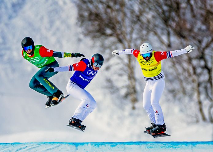 In een decor van besneeuwde boomtoppen vliegen deze drie snowboarders over de laatste helling naar de finish.