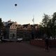 Zeldzaam: luchtballon vaart boven Amsterdam