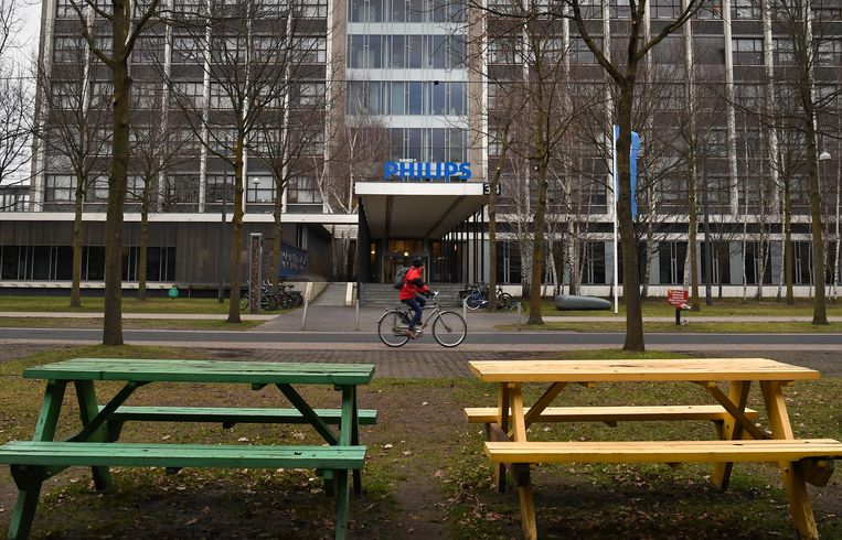 Het gebouw van Philips op de High Tech Campus in Eindhoven, waar tegenwoordig de onderzoeks- en ontwikkelingsafdeling van het bedrijf zit. Daar bezuinigt de Philips-top nu flink op. Beeld Marcel van den Bergh / de Volkskrant