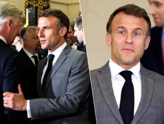 KIJK. Dit is tegen alle protocol: president Macron raakt arm van koning Filip aan bij begroeting